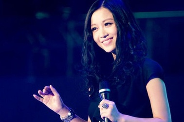 Cố chụp hình ca sĩ vừa qua đời, báo Trung Quốc  khiến dư luận phẫn nộ