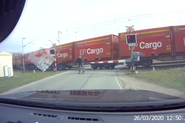 Mải nhìn điện thoại suýt bị tàu hỏa tông chết