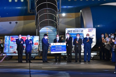 Chủ tịch nước về tới Hà Nội, chuyên cơ chở theo hơn một triệu liều vắc xin