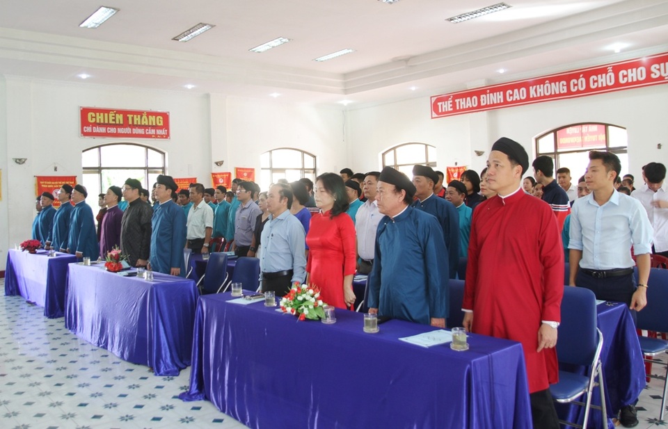 Các thầy giáo ở Huế mặc áo dài ngũ thân dự khai giảng năm học mới - 1 Các thầy giáo ở Huế mặc áo dài ngũ thân dự khai giảng năm học mới - 1