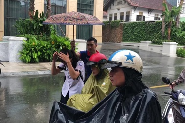 Thí sinh Sài Gòn đội mưa đến điểm thi môn Ngoại ngữ