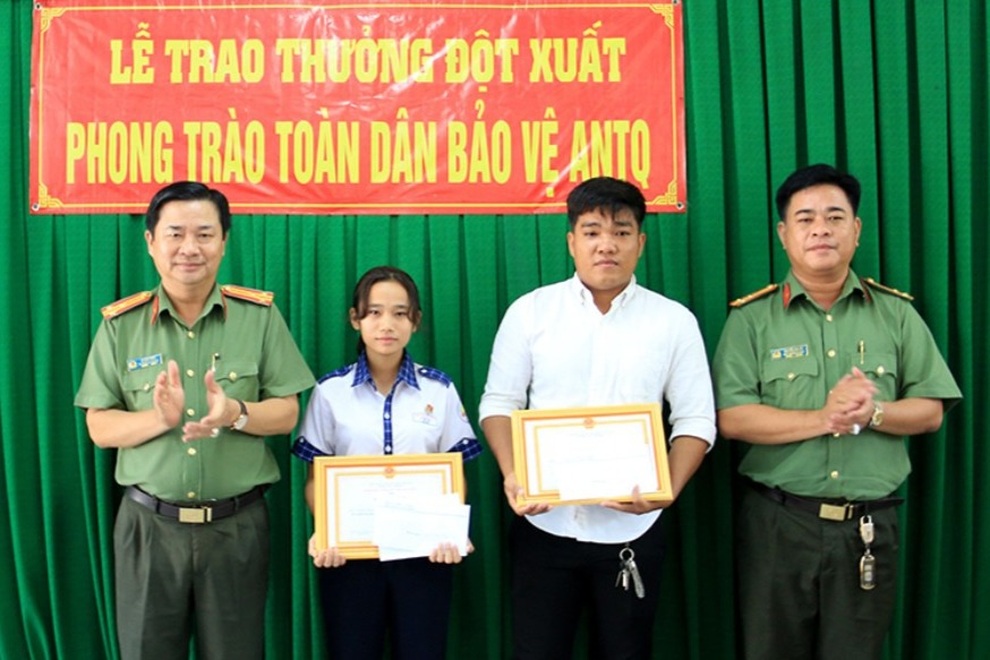 An Giang: Đàn bà, học sinh… dũng cảm xông pha bắt cướp - 2 An Giang: Đàn bà, học sinh… dũng cảm xông pha bắt cướp - 2