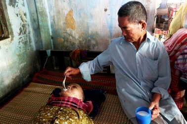 Khốn khổ hoàn cảnh cụ ông mắt mù lòa chăm vợ nằm liệt giường