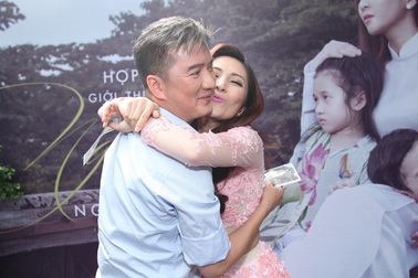 Đàm Vĩnh Hưng được Ngọc Liên ôm hôn