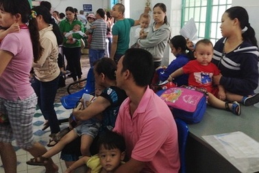 Trung tâm y tế quá tải vì…phụ huynh sợ sởi tấn công