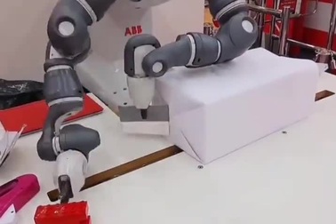 Gói quà, bán hàng siêu đỉnh, robot khiến dân tình lo tương lai thất nghiệp