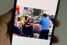 Người đàn ông đi ô tô đánh cụ ông giữa giao lộ ở phường Sài Gòn