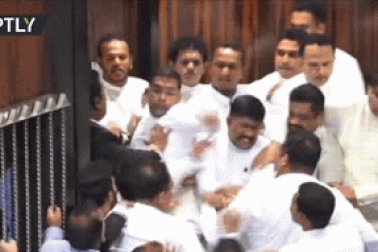 Nghị sĩ Sri Lanka ẩu đả tập thể ngay giữa cuộc họp quốc hội