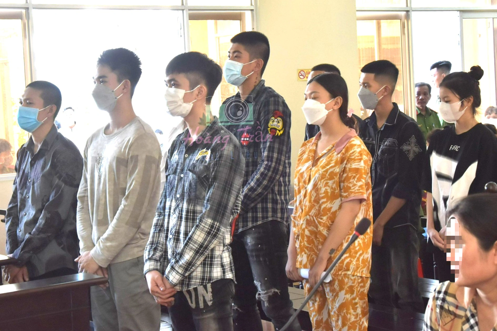 Nhóm thanh niên chém người vì cho rằng nó nhìn đểu kìa - 1 Nhóm thanh niên chém người vì cho rằng nó nhìn đểu kìa - 1