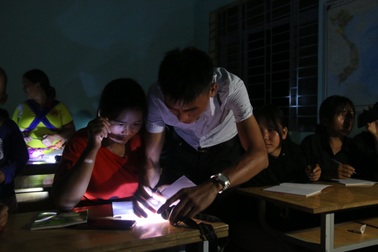 Những người mẹ đội đèn, địu con đi học chữ