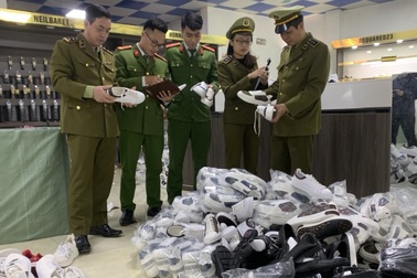 Truy quét chuỗi AE Shop ở nhiều tỉnh, thu giữ số lượng lớn hàng hiệu "dởm"