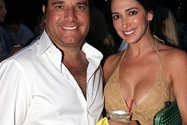 Bồ Simon Cowell hoàn tất thủ tục ly dị chồng