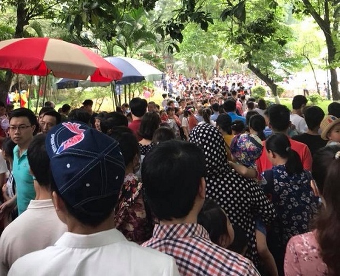 Thời tiết Hà Nội trưa và chiều 30/4 oi nóng khiến không khí ở đây thêm ngột ngạt (Ảnh: Nguyễn Thanh Sỹ)