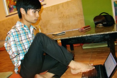 “Chàng sinh viên không tay” không đầu hàng số phận