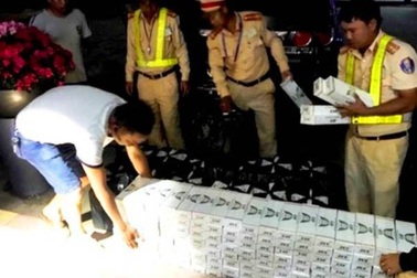 Ô tô 7 chỗ sơn đen kín mít chở đầy thuốc lá nhập lậu