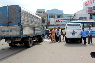 Xe tải “đại náo” vòng xuyến, 1 người chết, 3 người bị thương