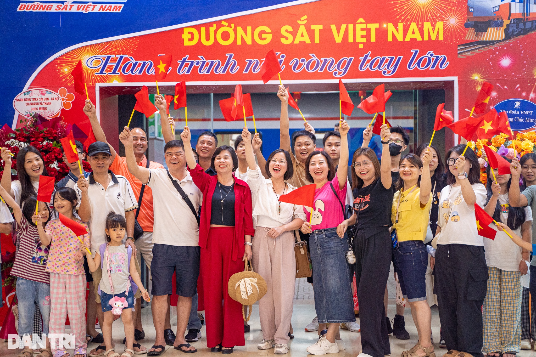 Đoàn tàu Thống nhất 50 năm non sông nối liền một dải rời ga Hà Nội - 3 Đoàn tàu Thống nhất 50 năm non sông nối liền một dải rời ga Hà Nội - 3