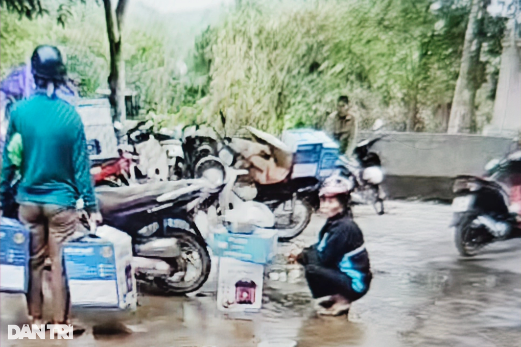 Người đàn ông ngất lịm sau khi mua hàng khuyến mãi - 5 Người đàn ông ngất lịm sau khi mua hàng khuyến mãi - 5