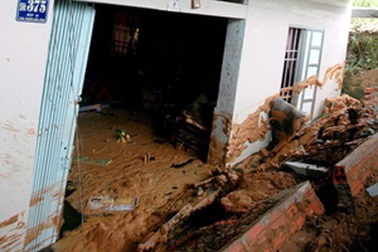 Một ngôi nhà đột nhiên lún nửa tầng trệt