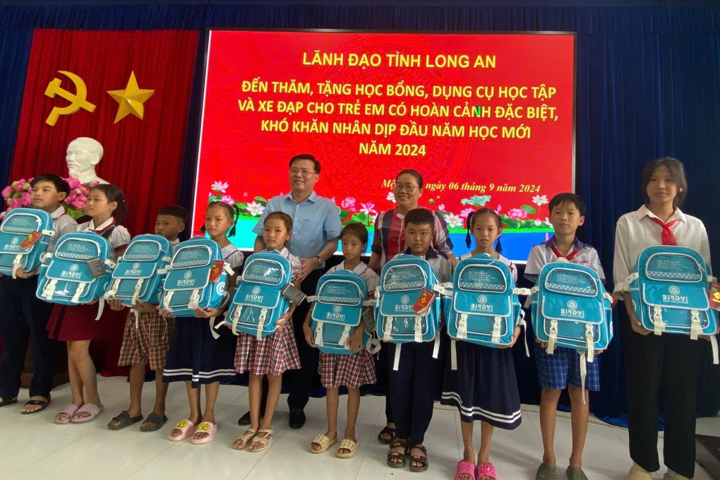 Học sinh đặc biệt khó khăn ở Long An vui mừng nhận quà năm học mới - 5 Học sinh đặc biệt khó khăn ở Long An vui mừng nhận quà năm học mới - 5