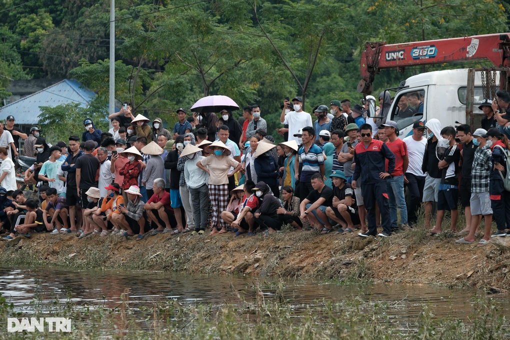 Hàng trăm người đứng kín bờ sông tìm cô gái Hà Nội mất tích hơn một tháng - 9 Hàng trăm người đứng kín bờ sông tìm cô gái Hà Nội mất tích hơn một tháng - 9