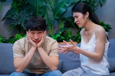 Yêu bạn trai kém 8 tuổi, tôi tự dưng đẩy mình vào mối tình "lò vi sóng"