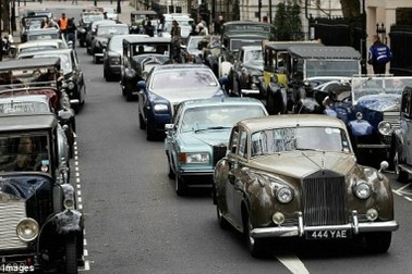 100 chiếc Rolls-Royce diễu hành trên phố