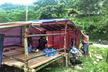 Mất trắng sau lũ, người dân dựng lán giữa đống hoang tàn ở tạm