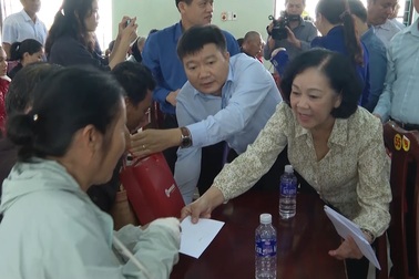 Video: Trưởng Ban Dân vận Trung ương thăm hỏi, tặng quà bà con vùng lũ