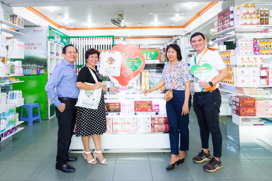 Nhà văn Nguyễn Ngọc Tư cùng chuỗi nhà thuốc lớn phủ xanh miền Tây - 1 Nhà văn Nguyễn Ngọc Tư cùng chuỗi nhà thuốc lớn phủ xanh miền Tây - 1