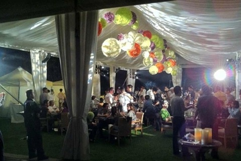 Từ Hy Viên tổ chức tiệc sớm đãi khách 