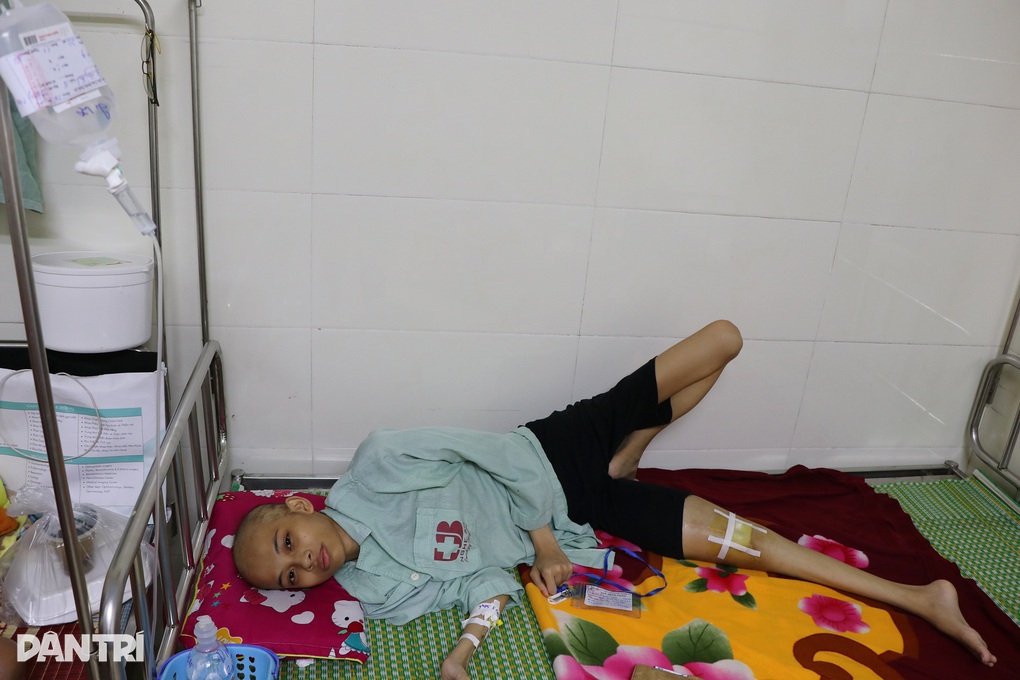 Không có tiền mổ tiếp, cô gái trẻ có nguy cơ phải cắt bỏ chân - 1 Không có tiền mổ tiếp, cô gái trẻ có nguy cơ phải cắt bỏ chân - 1