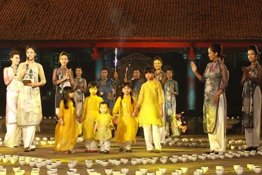 Vẻ kiêu sa trong tà áo dài Minh Hạnh