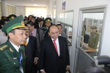 Mô hình “một cửa một lần dừng” là “rào cản mềm” trong thủ tục xuất nhập cảnh