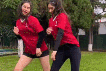 Clip 2 cô gái xinh đẹp tái hiện các pha ăn mừng bàn thắng nổi bật tuần qua