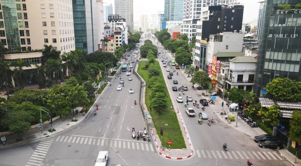 Hà Nội: Tuyến đường đẹp nhất thủ đô trước khi phải xén cây để mở rộng - 9 Hà Nội: Tuyến đường đẹp nhất thủ đô trước khi phải xén cây để mở rộng - 9
