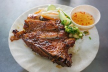 Độc đáo quán cơm tấm có... "miếng sườn to nhất TPHCM"