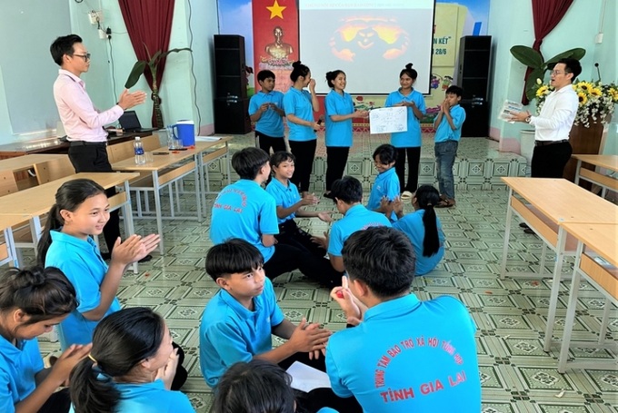 Trong thời gian 10 buổi, các em được hướng dẫn một số kiến thức và kỹ năng sống cần thiết. Ảnh baogialai.com.vn