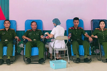3 cán bộ công an hiến máu cứu nam thanh niên