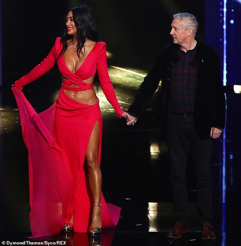 Nicole Scherzinger khoe ngực nảy nở trên sân khấu - 3 Nicole Scherzinger khoe ngực nảy nở trên sân khấu - 3
