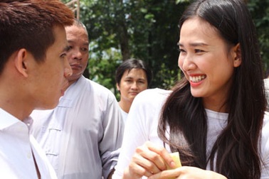 Hoa hậu Dương Mỹ Linh giản dị, dễ thương đi từ thiện