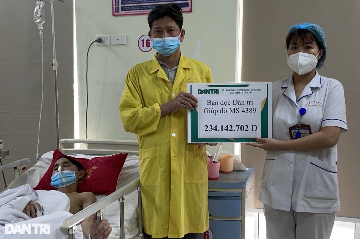Chàng trai bị chấn thương sọ não nghẹn ngào đón nhận quà bạn đọc Dân trí - 2 Chàng trai bị chấn thương sọ não nghẹn ngào đón nhận quà bạn đọc Dân trí - 2
