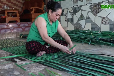 Người phụ nữ vạn chài "sống khỏe" nhờ nghề đan rèm nhựa