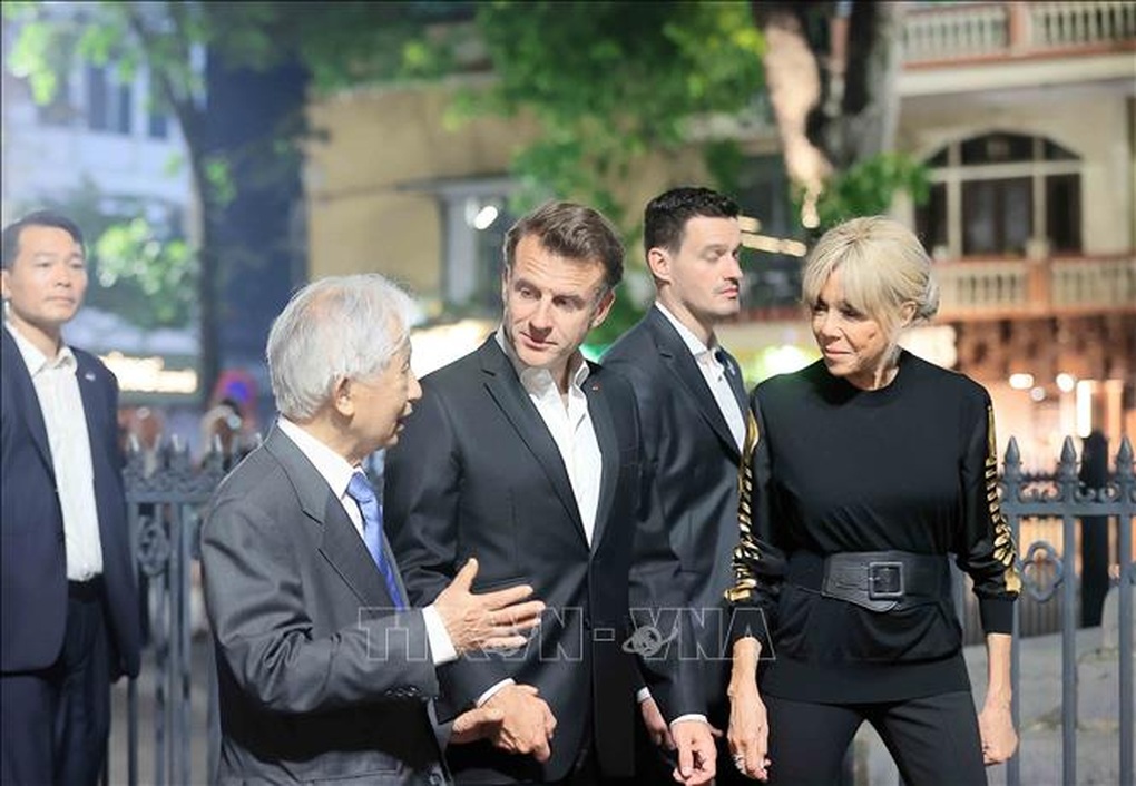 Tổng thống Pháp Emmanuel Macron và Phu nhân dạo phố cổ Hà Nội - 3 Tổng thống Pháp Emmanuel Macron và Phu nhân dạo phố cổ Hà Nội - 3