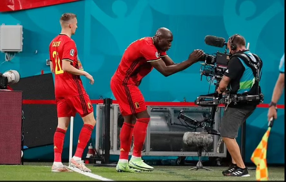 C.Ronaldo và Lukaku cùng động viên Eriksen sau giây phút kinh hoàng - 3 C.Ronaldo và Lukaku cùng động viên Eriksen sau giây phút kinh hoàng - 3