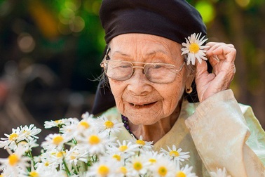 Xúc động bộ ảnh bà ngoại 99 tuổi bên cúc họa mi