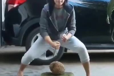 Cô gái xinh đẹp tay không đấm nát trái sầu riêng