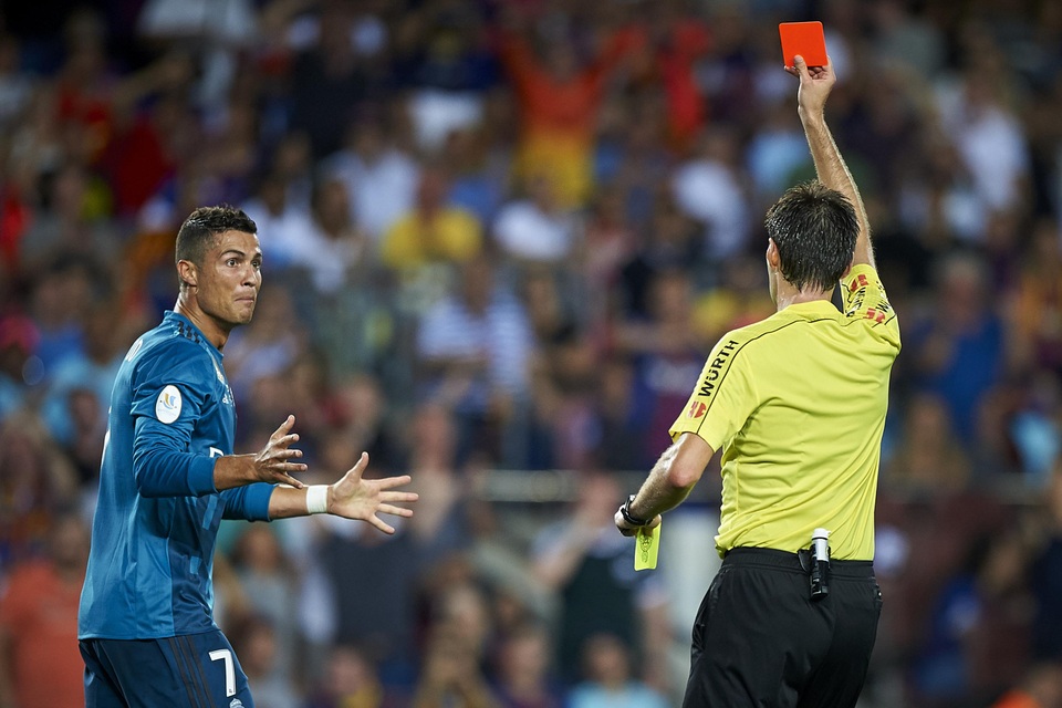 Messi và C.Ronaldo, ai bị đuổi khỏi sân nhiều hơn? - 2 Messi và C.Ronaldo, ai bị đuổi khỏi sân nhiều hơn? - 2