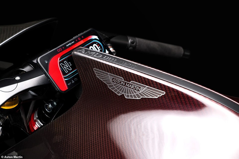 Siêu mô-tô đầu tiên của Aston Martin xuất hiện trên đường thử - 7 Siêu mô-tô đầu tiên của Aston Martin xuất hiện trên đường thử - 7