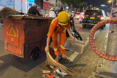 Mùa mưa, công nhân vừa quét rác vừa... cầu nguyện
